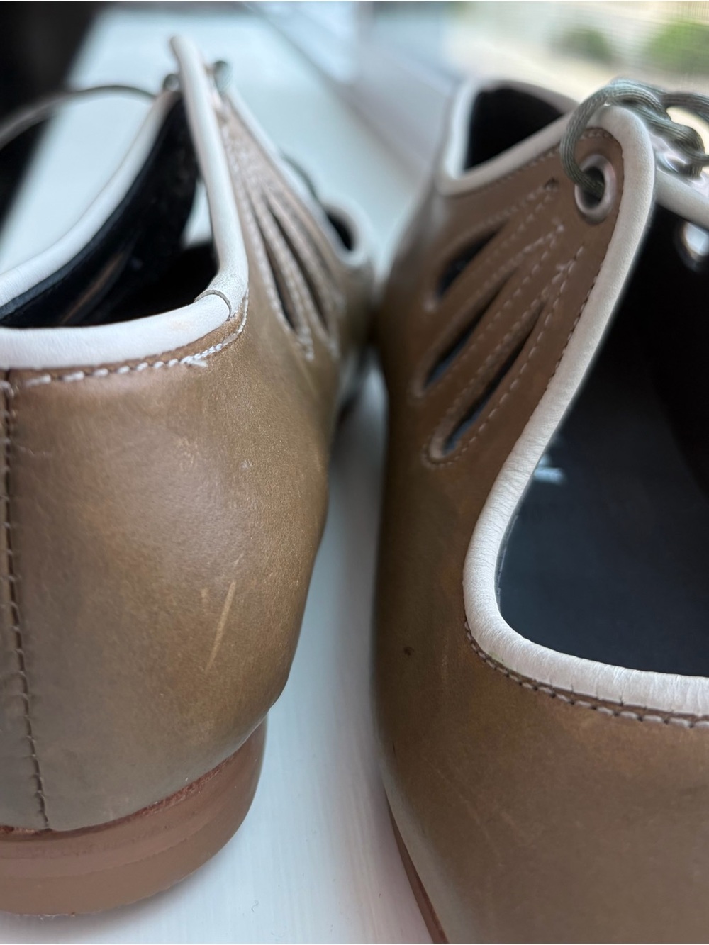 Manuel Skeel Olive Green Cutout leather Lace-Up Flats with Contrast Trim - Picture 3 of 6